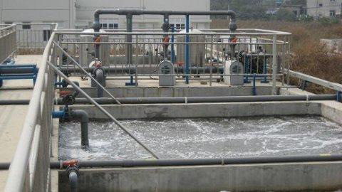 水處理工程怎么解決泡沫難題？污水處理消泡劑給你個簡單的方案