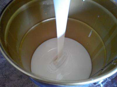 在生產(chǎn)丁晴膠中用丁晴膠消泡劑可以避免不必要的危害