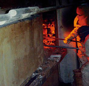 為何玻璃窯爐消泡劑深受涂料廠家的喜愛(ài)