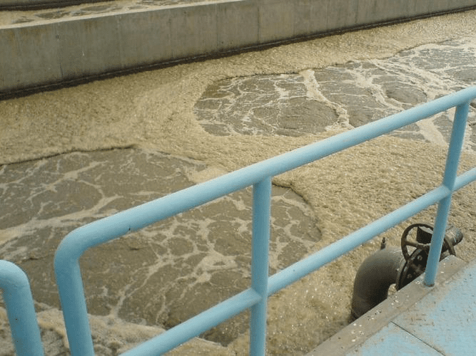 曝氣池污水處理難？中聯(lián)邦水處理消泡劑來出擊