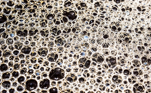 原油中產(chǎn)生的泡沫 原油中產(chǎn)生的泡沫