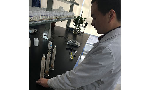 中聯(lián)邦實驗室羅工在做消泡劑對比分析 中聯(lián)邦實驗室羅工在做消泡劑對比分析