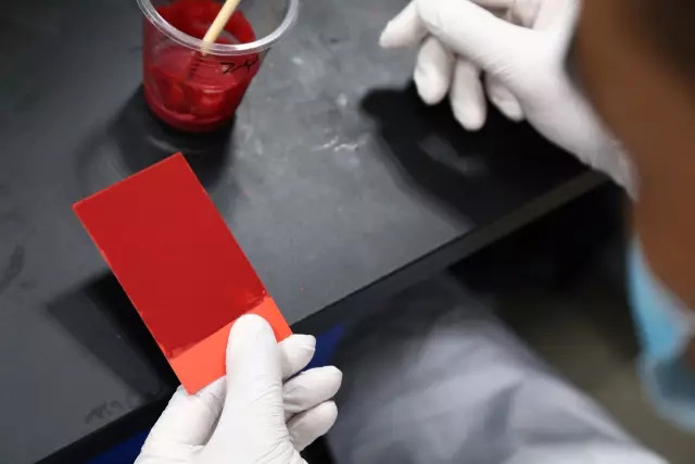 李工正在實(shí)驗(yàn)中 李工正在實(shí)驗(yàn)中